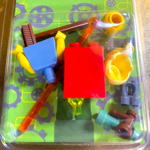 LEGO NWT 2018 LEGGOR THE ROBOT NOVEMBER MINIFIGURE CHALLENGE - Picture 4 of 5